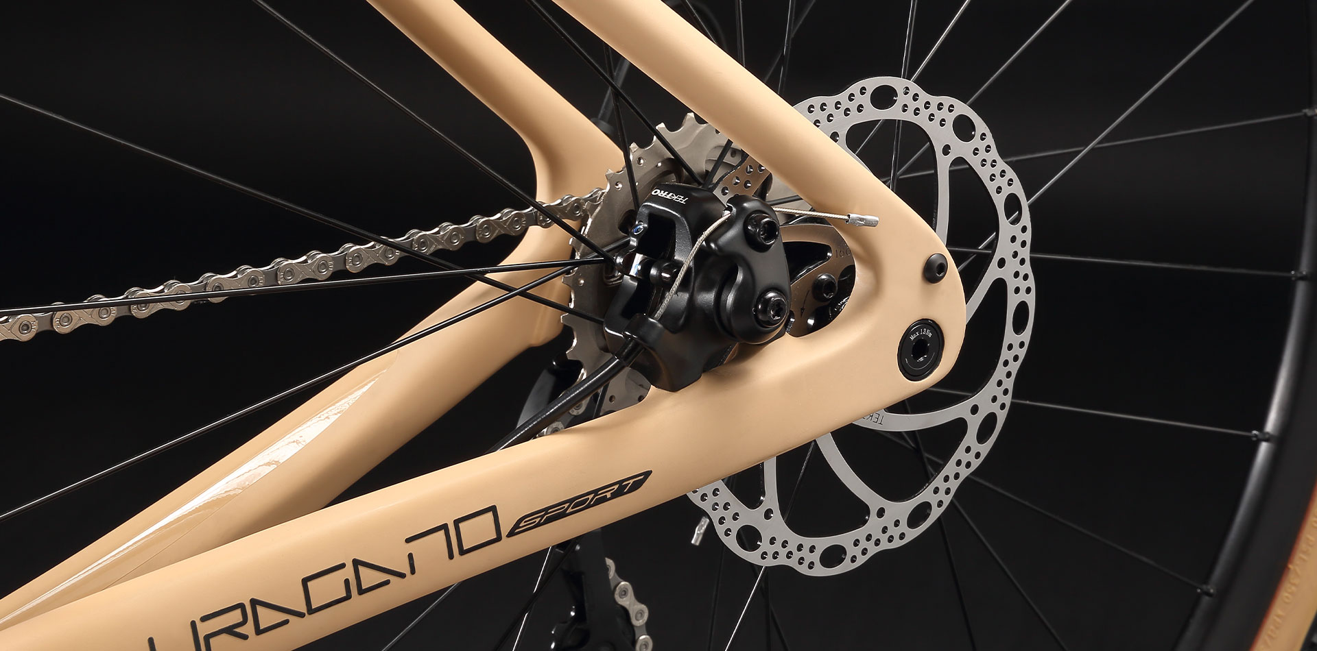 PARDUS Uragano Sport 105 rear brake, seatstay and tire-clearance detail